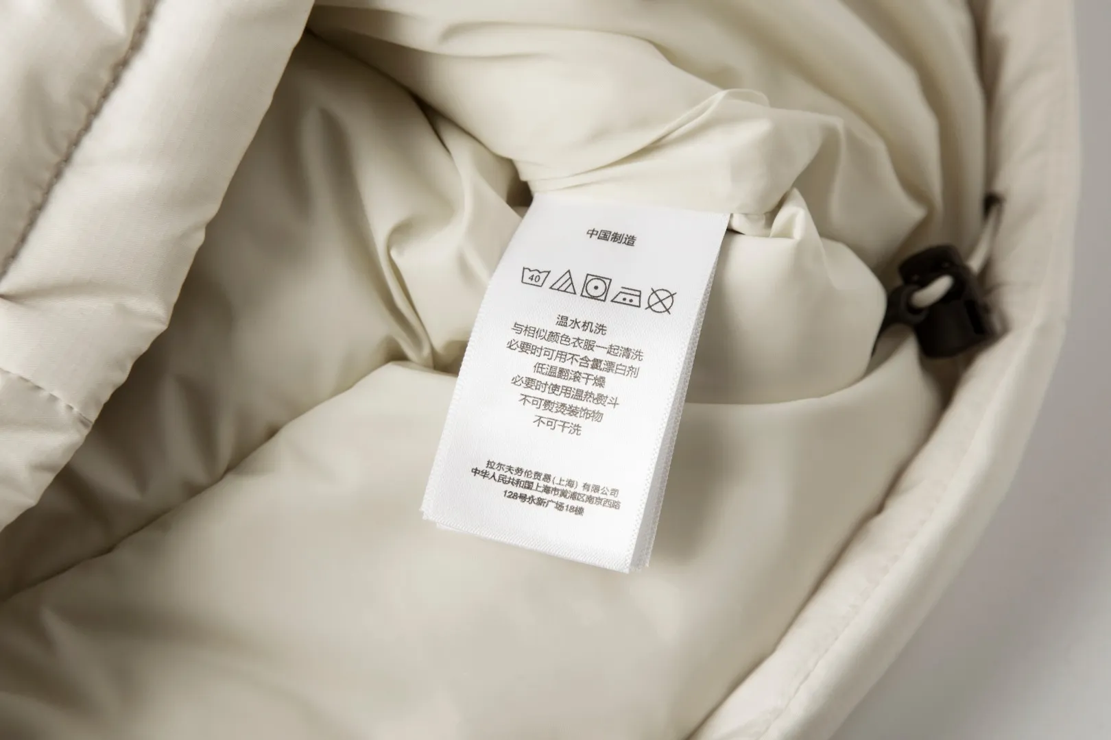 P460 White background picture [Popular in winter] Style number: 25118# Color: Black/Navy/Apricot/Sand Brown Size: S-XL - Ralph Lauren/Ralph Lauren 2025FW Popular winter items stand-up collar multi-zip three-proof GorHam vest down vest - 0.15 grid nylon coating on the face for light three-proof built-in 360T anti-drilling velvet coated gallbladder - corn tooth high-quality resin zipper Five large and small partition zippers on the whole body. Separate mold opening - original mold opening with originality. Full set of customized accessories. 100% detail processing - RL Ralph Lauren classic best-selling small label down vest. Best-selling offline in North America and out of stock all year round. Black and blue basic two-color. 25 new with apricot brown two-color. Simple and versatile. Double internal and external zippers. Very practical. Elastic elastic cord at the hem. Free elastic adjustment. 350 grams of zoned down filling. Warm and comfortable. Warm for winter.